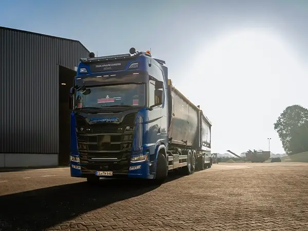 Blauer LKW auf dem Firmengelände