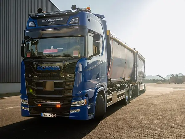 Blauer LKW auf Firmengelände