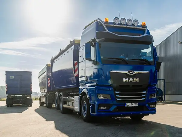 LKW auf dem Firmengelände