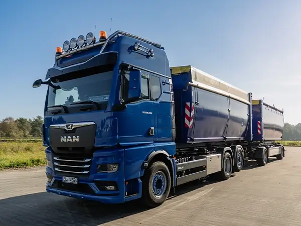 Blauer LKW auf dem Firmengelände