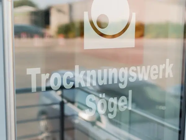 Schriftzug auf Glastür