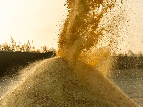 Gemahlenes Altbrot wir aufgeschüttet